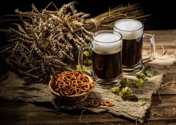 Couple Beer Mug Hop Pretzels Linen Cloth Wooden Table — Stock Photo, Image