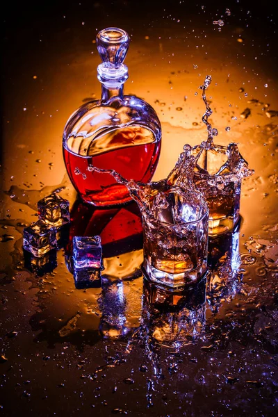 Decantador Dos Vasos Con Whisky Hielo Sobre Fondo Gris Foto — Foto de Stock