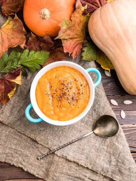 Imagen Arriba Sopa Calabaza Saludable Sobre Tela Lino Sobre Mesa —  Fotos de Stock