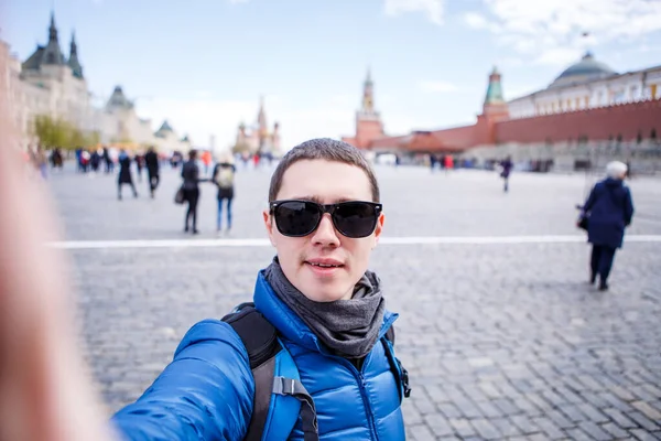 Homem Alegre Fazendo Selfie Rua — Fotografia de Stock