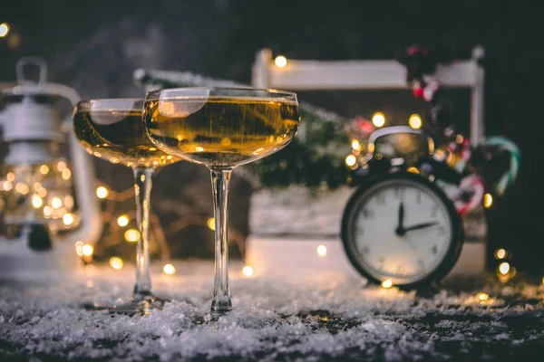 Afbeelding Van Twee Wijnglazen Tafel Met Sneeuw Wazig Achtergrond Met — Stockfoto