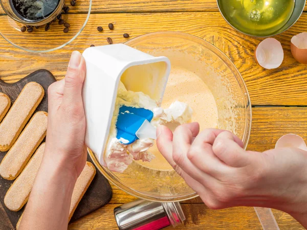 Foto Cozinheiro Com Espátula Preparando Tiramisu Mesa Com Biscoitos Queijo — Fotografia de Stock