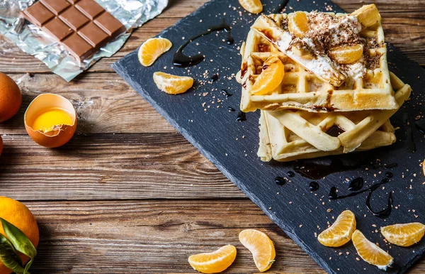 Mesa Madera Con Gofres Caseros Mandarinas Chocolate —  Fotos de Stock