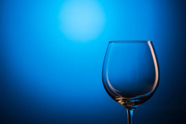 Copo Vazio Para Vinho Fundo Azul Branco — Fotografia de Stock