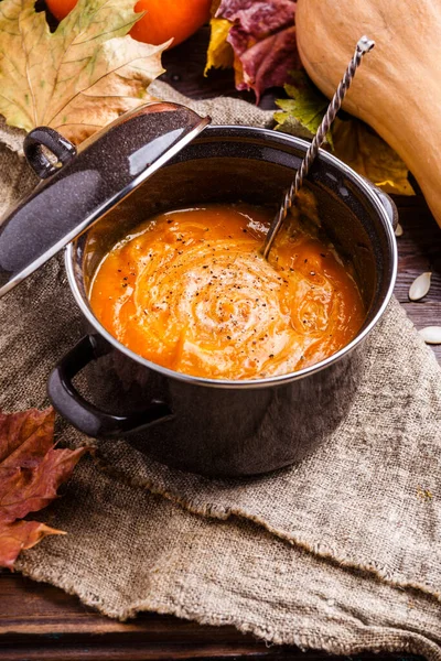汤团在平底锅中的形象 南瓜在亚麻布上的形象 — 图库照片