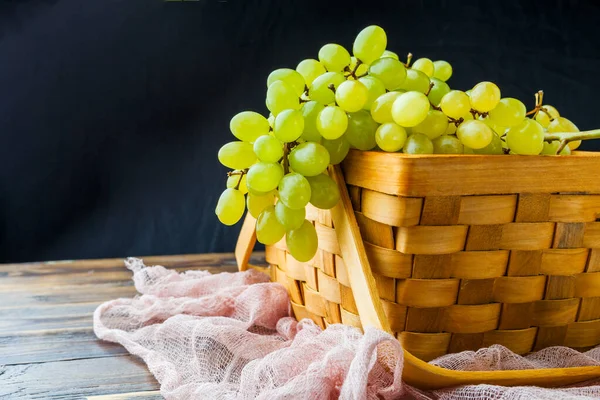 Foto Uvas Verdes Caixa Madeira Pano Fundo Preto — Fotografia de Stock