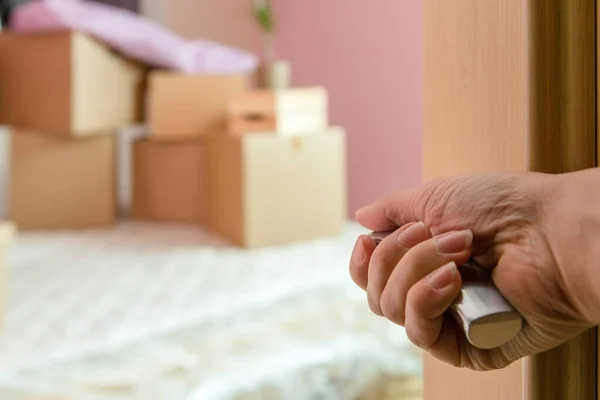 Imagem Caixas Papelão Porta Aberta Novo Apartamento Fundo Desfocado — Fotografia de Stock