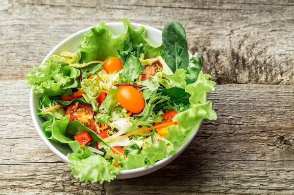 Salad Fresh Vegetables Tomatoes Carrots Bell Peppers Mixed Greens Arugula — Stock Photo, Image