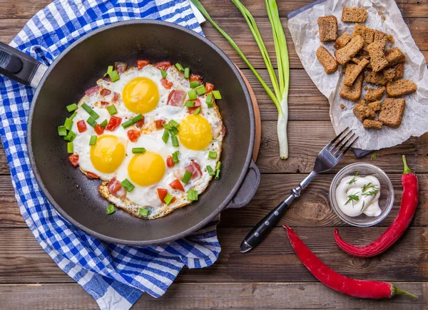 Fred Ägg Pan Med Tomater Och Grön Färsk Lök Frukost — Stockfoto