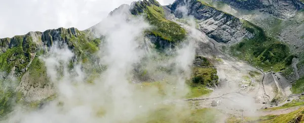 여름에는 구름낀 산비탈의 — 스톡 사진