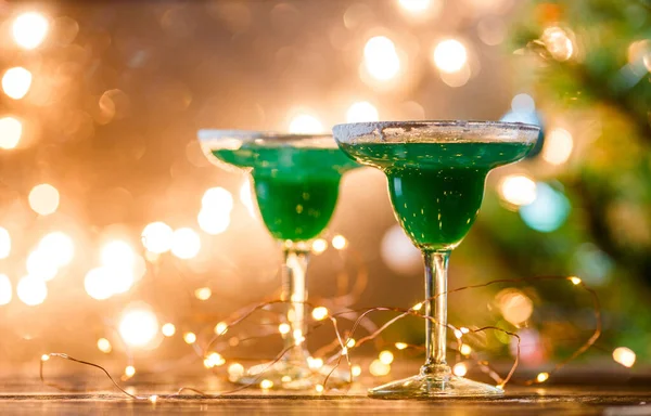 Kerst Foto Van Twee Wijnglazen Met Groene Cocktail Slinger Wazig — Stockfoto