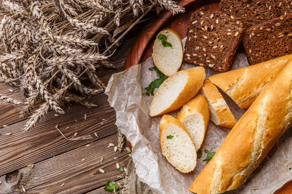 Domácí Chléb Dřevěném Talíři Stole Pšenicí Plátnem — Stock fotografie