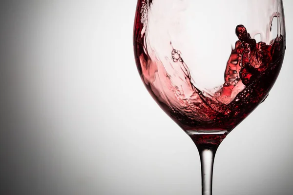 Κόκκινο Κρασί Πιτσιλίζει Ποτήρι Closeup — Φωτογραφία Αρχείου