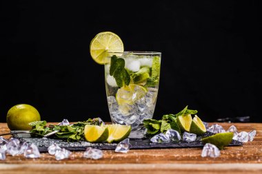 Siyah boş arkaplanda mojito bardağı