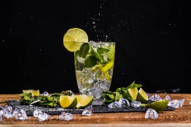 Siyah arkaplanda bir bardak mojito boş