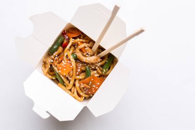 Karton kutuda izole edilmiş arka planda erişteler.