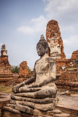 Ayutthaya 'daki Wat Mahathat tapınağındaki Buda heykeli. Tayland.