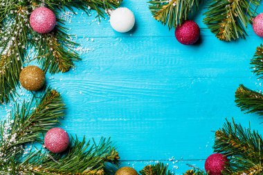 Noel masasının üstünde ladin dalları ve renkli toplarla fotoğraf, metin için boş alan