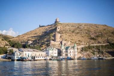 Yat ve tekne Balaklava, Crimea iskelede demirledi