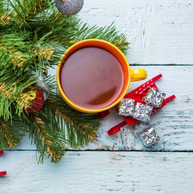 Bir fincan kakao, noel ağacı ve beyaz tahta masalarda oyuncaklarla tatil geçmişi. Yukarıdan görüntüle