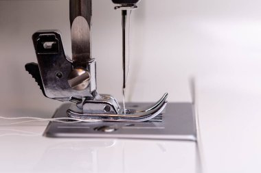 Closeup dikiş makinesi. İğne işi ve terzilik için kavram