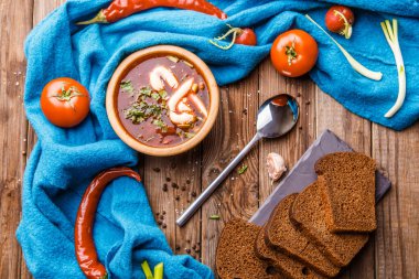 Pancar çorbası sebzeli ahşap masa üzerinde ahşap plaka. Borch, geleneksel Rus yemekleri