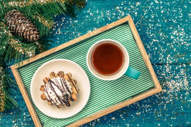 Yılbaşı fotoğrafı, çay, pasta ve ladin dalı.