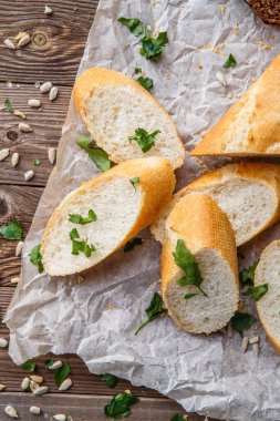 Sehpada tohumlu otlu baget resmi.