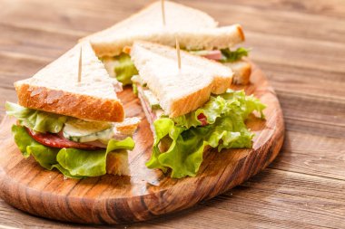 Tahtada taze sebzeli kanepe.