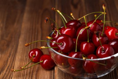 Taze kırmızı kirazlı kase. Sağlıklı gıda konsepti