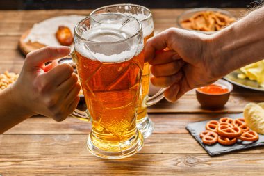 Futbol partisi için aperatifler ve bira masanın üzerinde ve futbol maçını izle..