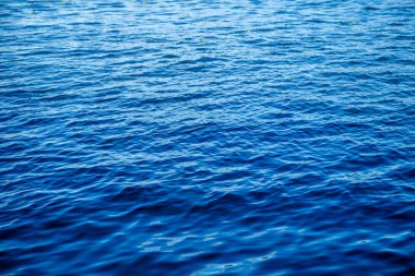 Yaz günündeki deniz dalgalanması görüntüsü