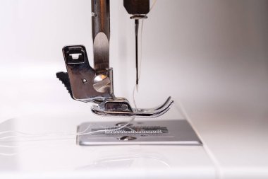 Closeup dikiş makinesi. İğne işi ve terzilik için kavram