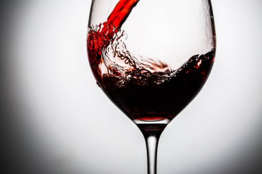 Kapalı kapılar ardında koyu kırmızı şarap döküldü.