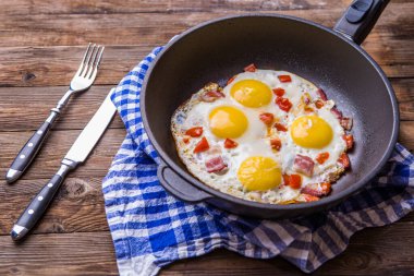 Domatesli Fred yumurtası. Kahvaltıda. Sağlıklı yemek..