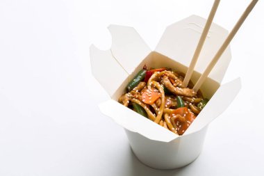 Beyaz arka planda beyaz kutuda Kore eriştesi