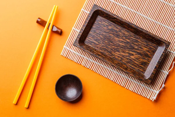 Fotorafía Juego Platos Para Sushi Sobre Fondo Naranja — Foto de Stock