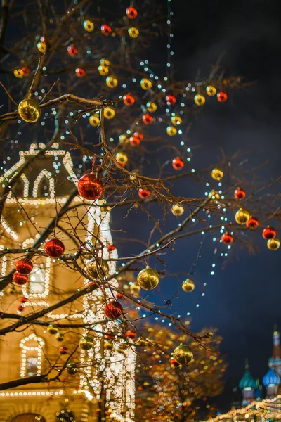 Foto Árbol Con Bolas Doradas Rojas Fondo Construcción Con Guirnalda —  Fotos de Stock