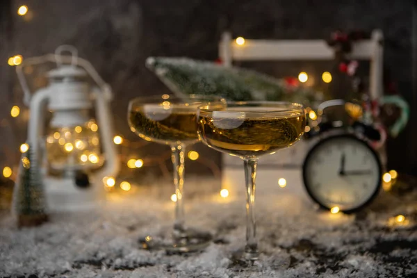 Foto Van Twee Champagneglazen Tafel Met Sneeuw Wazige Achtergrond Met — Stockfoto