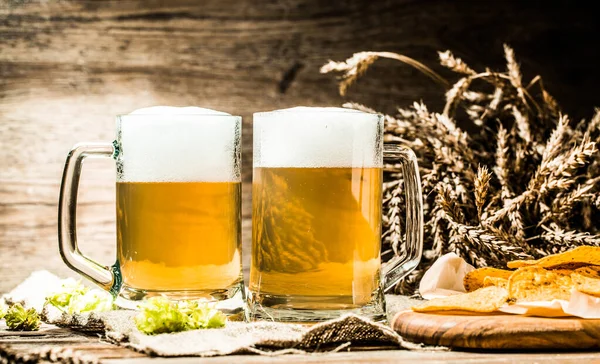 Beer Mug Hop Wheat Potato Chips Cloth Wooden Table — Stock Photo, Image