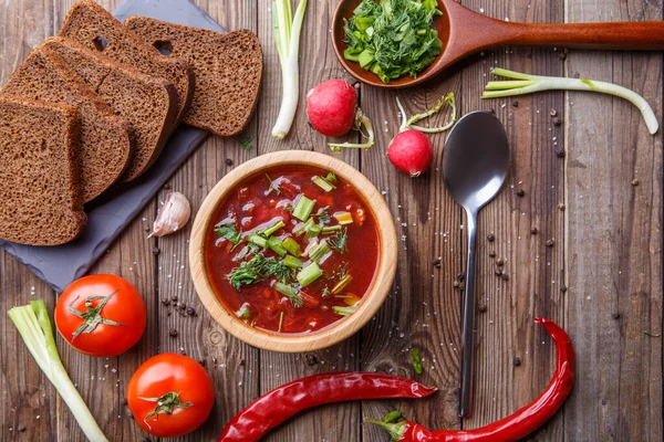 Soupe Betteraves Dans Une Assiette Bois Avec Légumes Sur Table — Photo