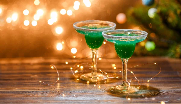 Kerst Foto Van Twee Wijnglazen Met Groene Cocktail Slinger Wazig — Stockfoto