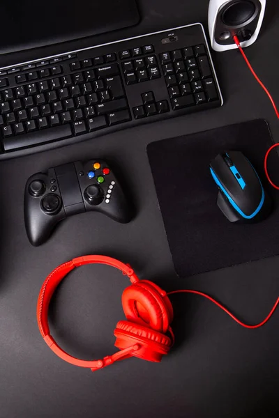 Ovanifrån Spelutrustning Mus Tangentbord Joystick Headset Headset Svart Bordsbakgrund Gamer — Stockfoto