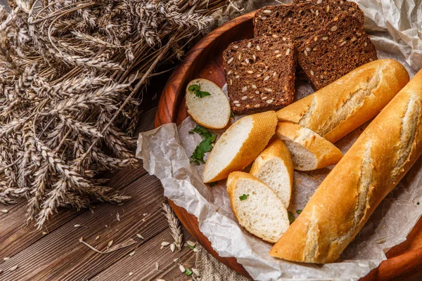 Horký Chléb Dřevěné Míse Stole Pšenicí Plátnem — Stock fotografie