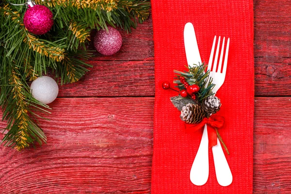 圣诞餐桌 云杉枝 喜庆球上有叉子和小刀的图像 — 图库照片