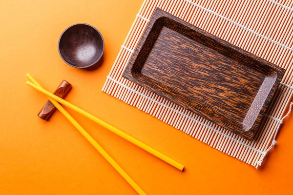 Foto Bastones Para Sushi Platos Sobre Fondo Naranja Vacío — Foto de Stock