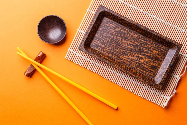 Foto Paus Para Sushi Placas Fundo Laranja Vazio — Fotografia de Stock