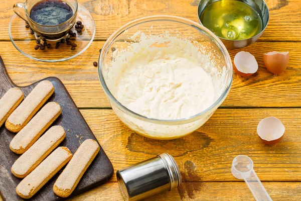 Foto Tiramisú Cocinando Galletas Café Tazas Queso Mesa Madera — Foto de Stock