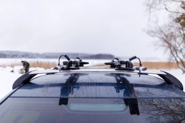 Imagen Coche Negro Sobre Fondo Borroso Campo Nevado Día Invierno —  Fotos de Stock