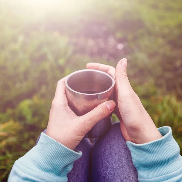 Femme Voyageur Mains Tenant Une Tasse Thé Aventure Voyage Tourisme — Photo